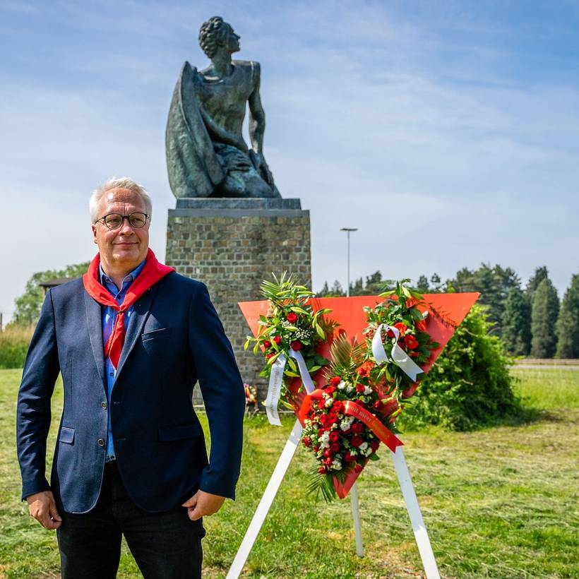 “Luister naar de kleine kleermaker Brucker, die de beul van Breendonk uitlacht”