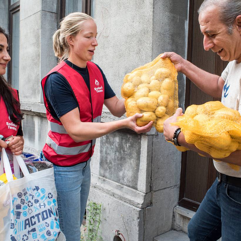 SolidariTeams brengen voedselpakketten naar getroffen arbeiders Borealis-schandaal 