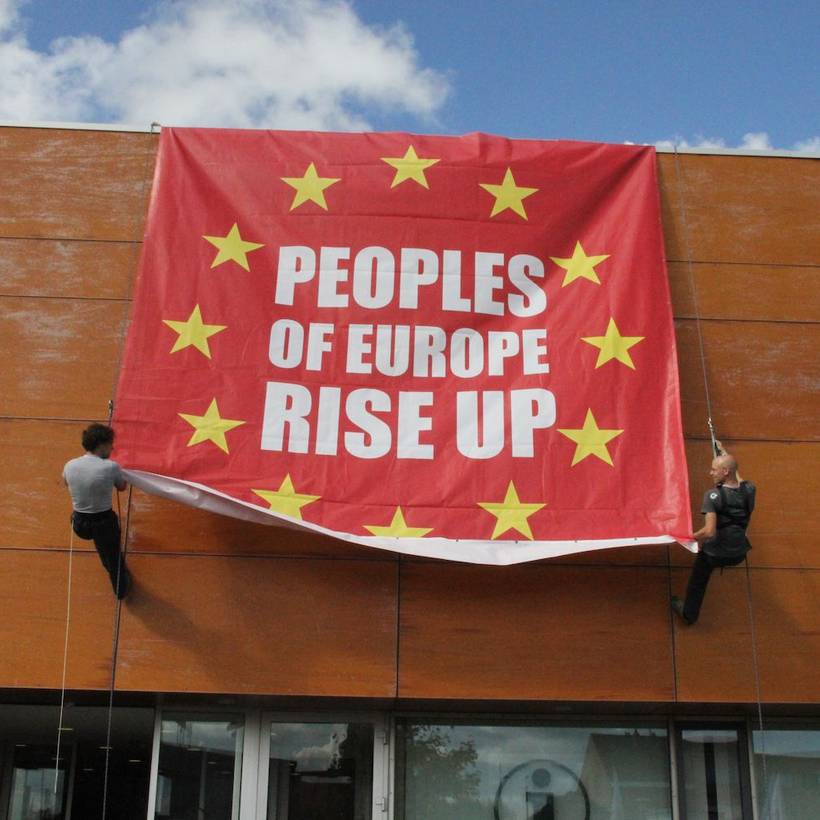 Een grote vlag roept de volkeren van Europa op om zich te verzetten