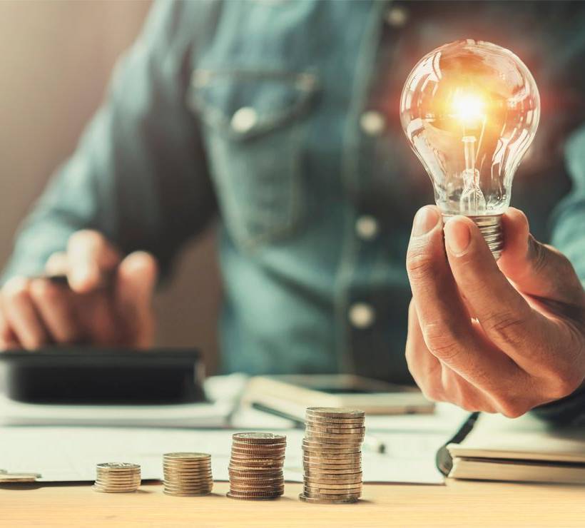 Un homme tient une ampoule dans sa main, stock photo énergie