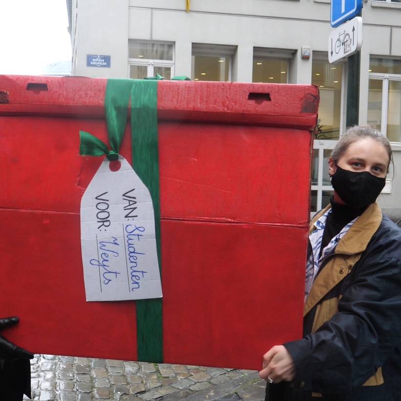 Studentenbeweging van de PVDA geeft getuigenissen van studenten als kerstcadeau aan Ben Weyts