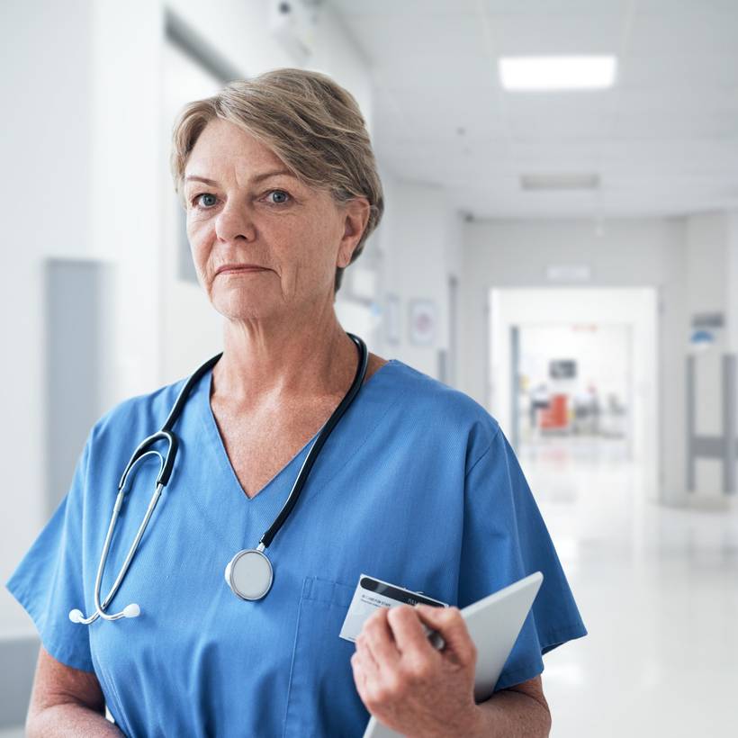 Een verpleegster van middelbare leeftijd