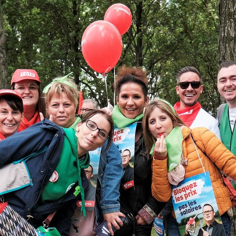 Vrouwelijke betogers voeren actie voor vrije loononderhandelingen