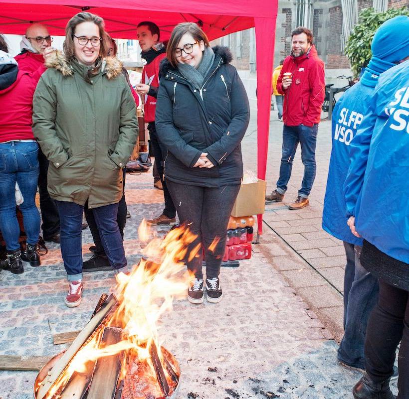 De PVDA hekelt de poging van minister Geens om de minimale dienstverlening af te dwingen