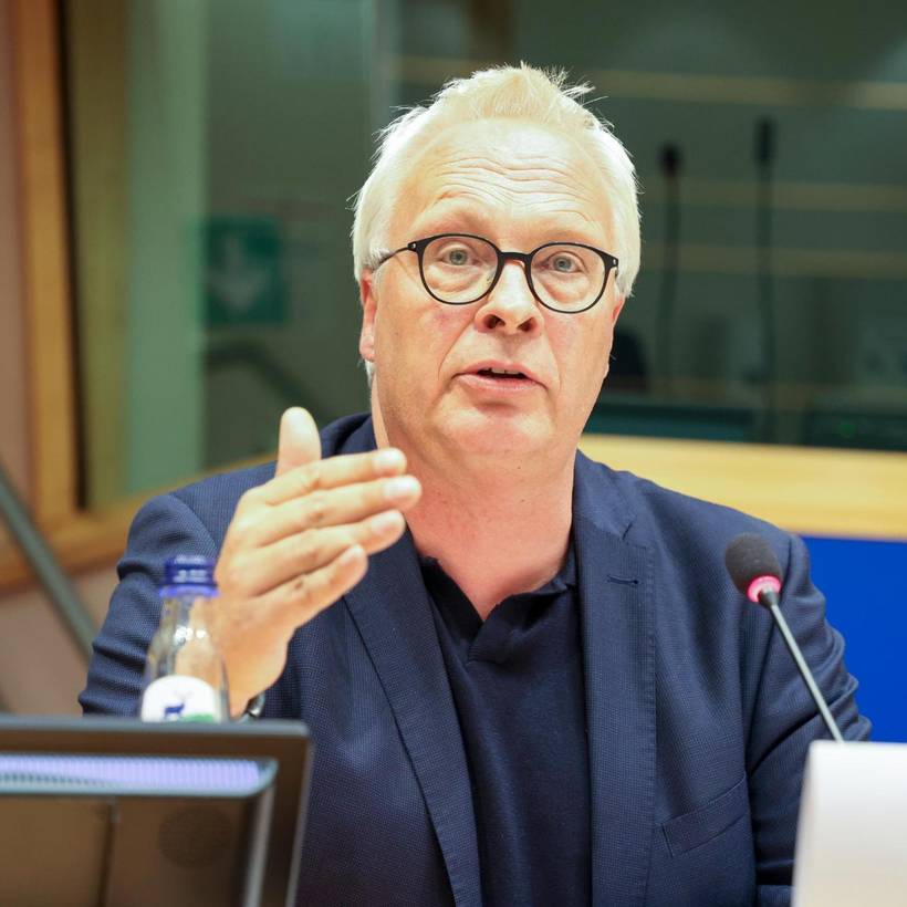 Peter Mertens, secrétaire général du PTB, prend la parole lors de la clôture de la Cumbre de los Pueblos (sommet des peuples) au Parlement européen, le 18 juillet 2023.