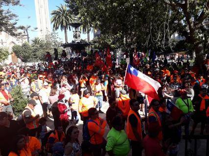Oranje hesjes in opstand in Chileense havenstad