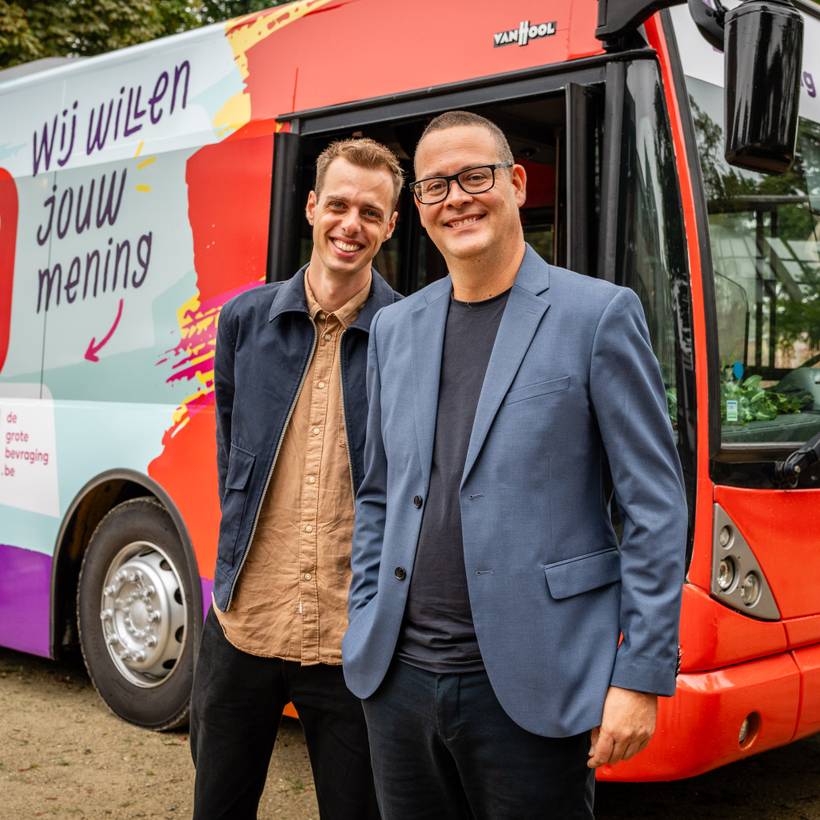 Jos D'Haese en Raoul Hedebouw voor het PVDA-bus van De Grote Bevraging.