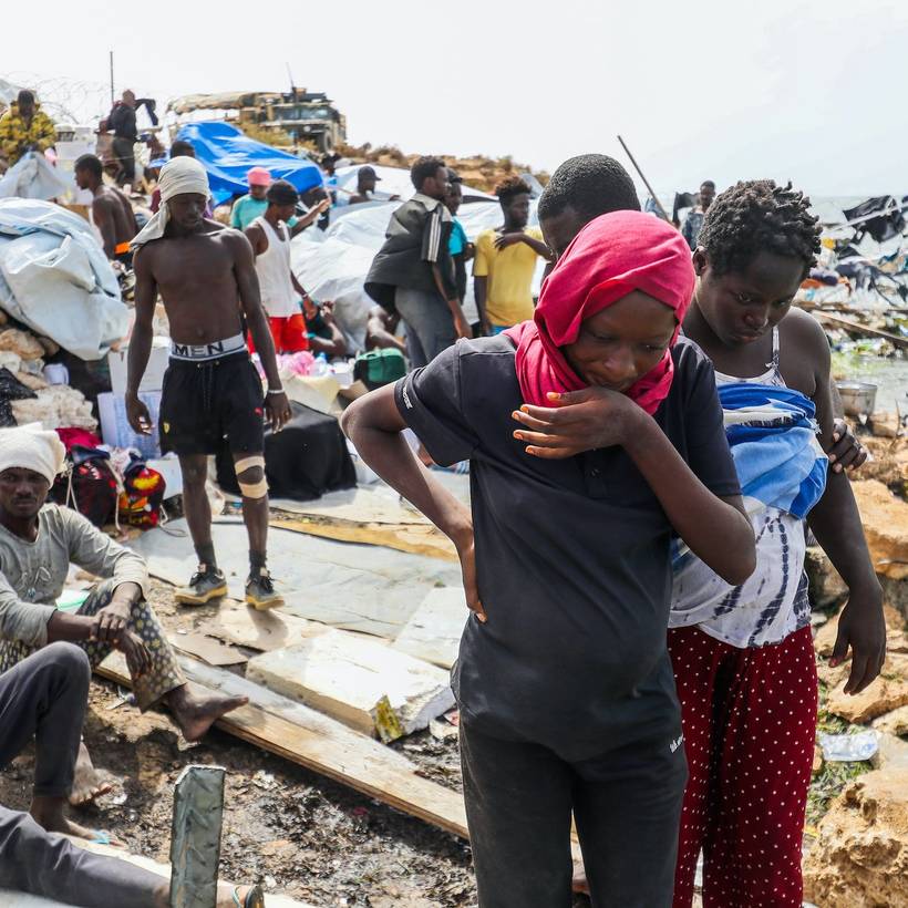 Vluchtelingen uit Afrika zijn gestrand aan de Libisch-Tuunesische grens