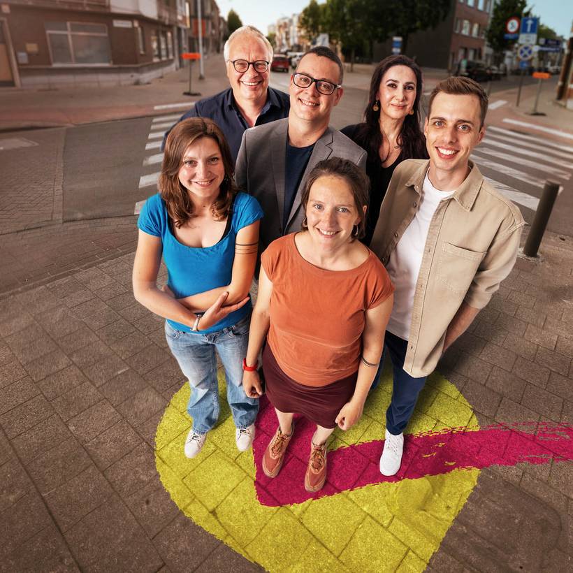 Foto van Raoul Hedebouw, Peter Mertens, Jos D'Haese, Line De Witte, Ayse Yigit en Natalie Eggermont voor De Grote Bevraging van de PVDA.