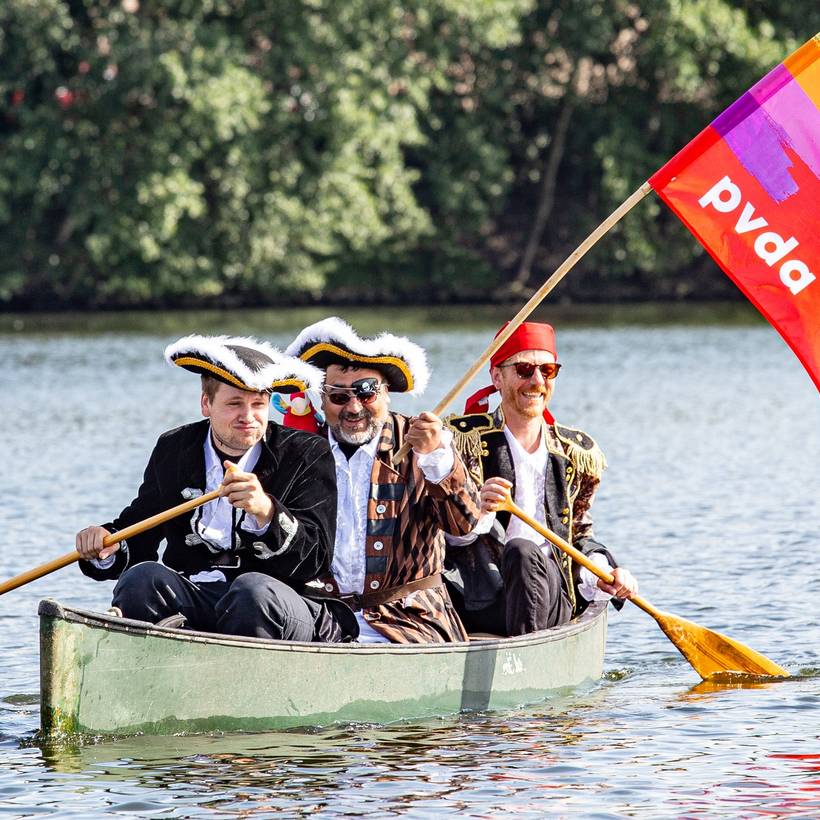 Des membres du PVDA déguisés en pirates arrivent en canoë pour participer à une manifestation contre l'arrivée d'un port de plaisance à Gand.