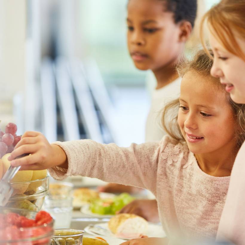 Enfants à la cantine de l'école.