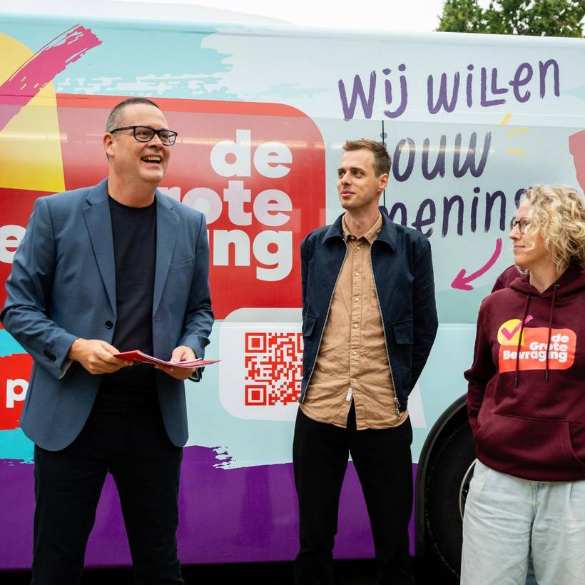 Raoul Hedebouw, Jos D’Haese en Greet Daems stellen de Grote Bevraging voor aan de campagnebus