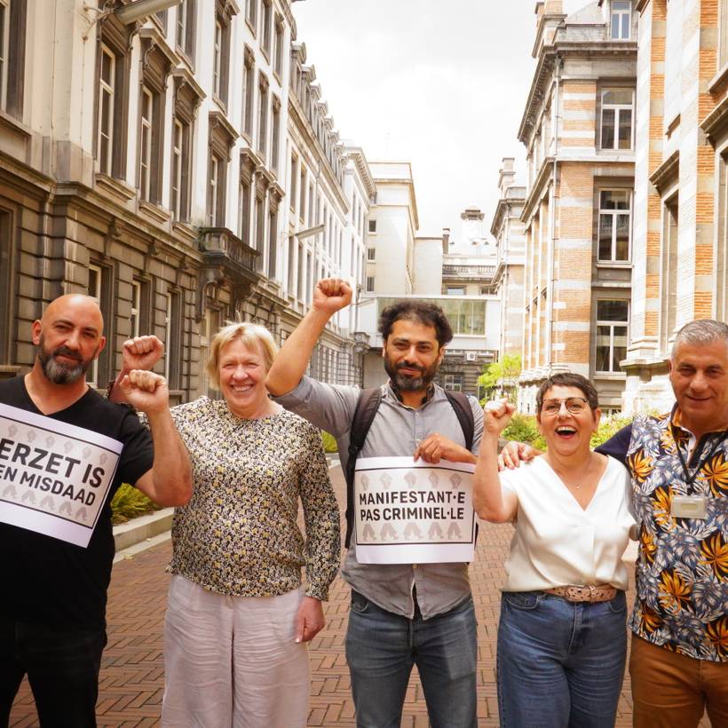 Les députés ouvriers du PTB se mobilisent pour le droit de manifester derrière le slogan "manifestants pas criminels"