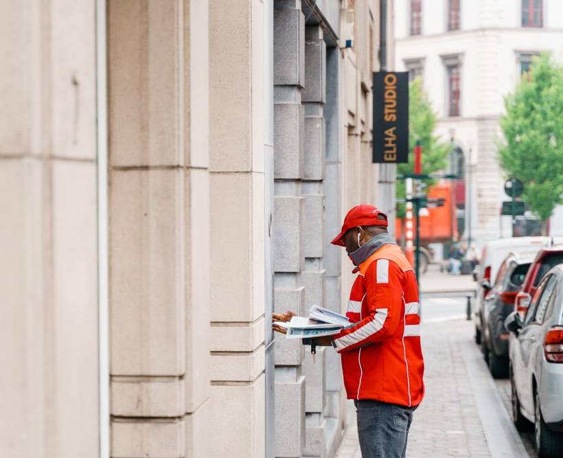 Un facteur au travail dans la ville.