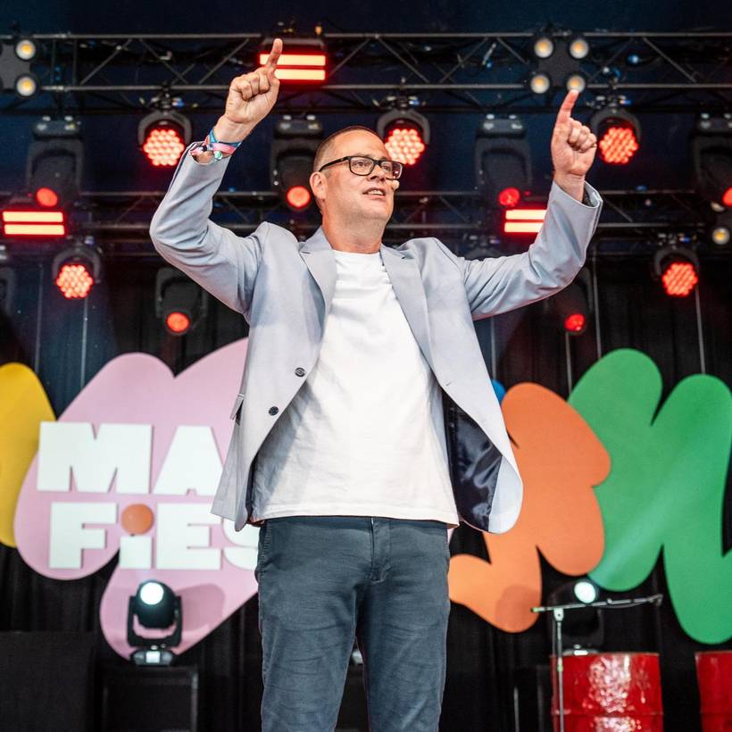 PVDA-voorzitter Raoul Hedebouw op het hoofdpodium van ManiFiesta