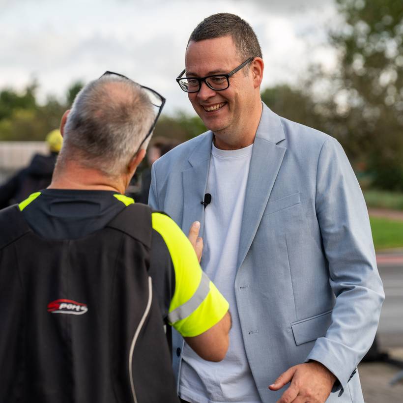 Onze voorzitter Raoul Hedebouw trok naar Volvo Trucks in Gent, samen met Robin Tonniau, onze federale lijsttrekker in Oost-Vlaanderen, die zelf 15 jaar als arbeider werkte in de auto-industrie. Ze legden er de arbeiders onze Grote Bevraging voor.