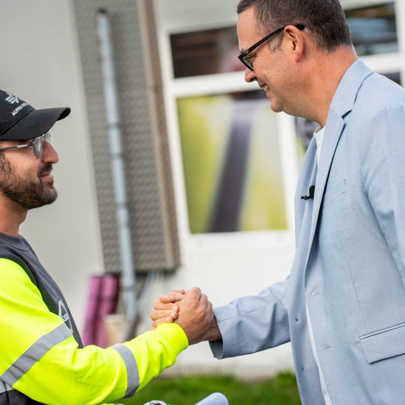 Onze voorzitter Raoul Hedebouw trok naar Volvo Trucks in Gent, samen met Robin Tonniau, onze federale lijsttrekker in Oost-Vlaanderen, die zelf 15 jaar als arbeider werkte in de auto-industrie. Ze legden er de arbeiders onze Grote Bevraging voor.