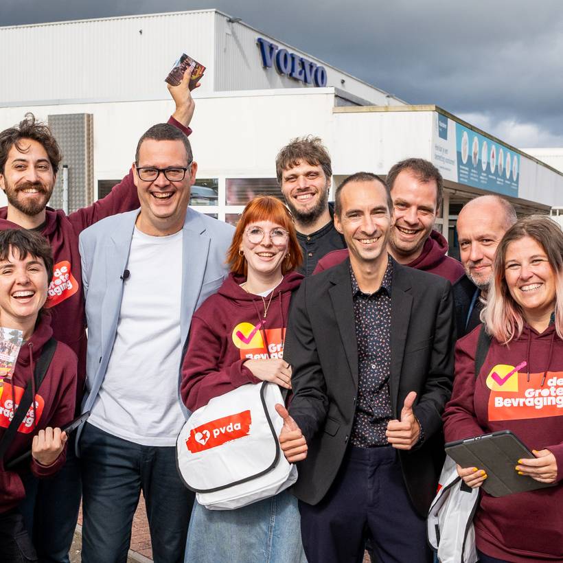 Onze voorzitter Raoul Hedebouw trok naar Volvo Trucks in Gent, samen met Robin Tonniau, onze federale lijsttrekker in Oost-Vlaanderen, die zelf 15 jaar als arbeider werkte in de auto-industrie. Ze legden er de arbeiders onze Grote Bevraging voor.