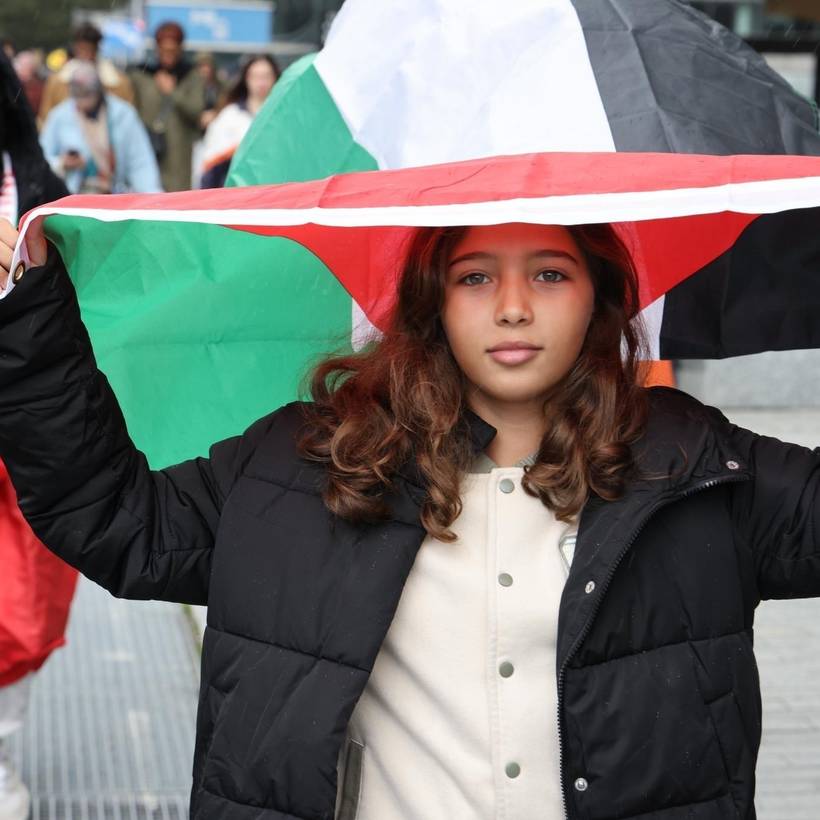 Jeune fille qui manifeste pour la Palestine à Bruxelles. 