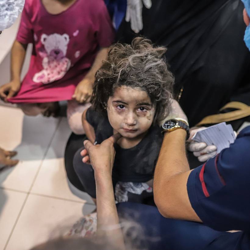 Een jong meisje is het slachtoffer van de Israëlische luchtaanvallen