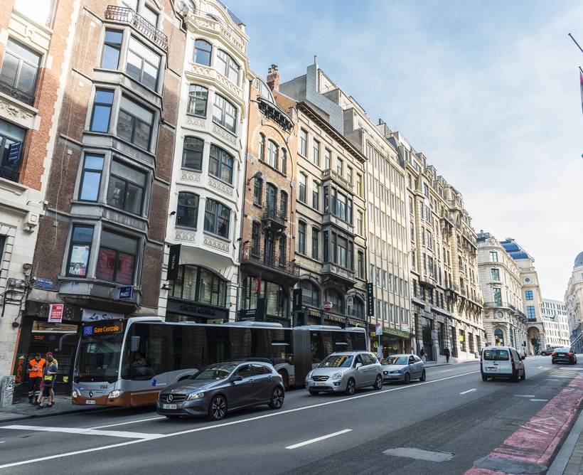 Een bus van de MIVB in de straten van Brussel.