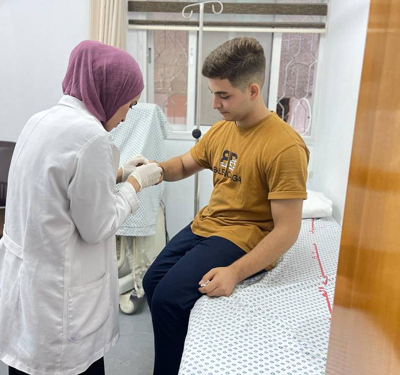 Een arts behandelt een jongetje in een ziekenhuis in Gaza.