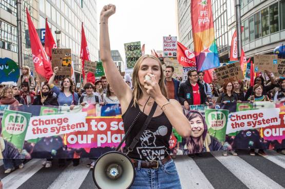 Un groupe de jeunes de RedFox manifeste pour le climat.