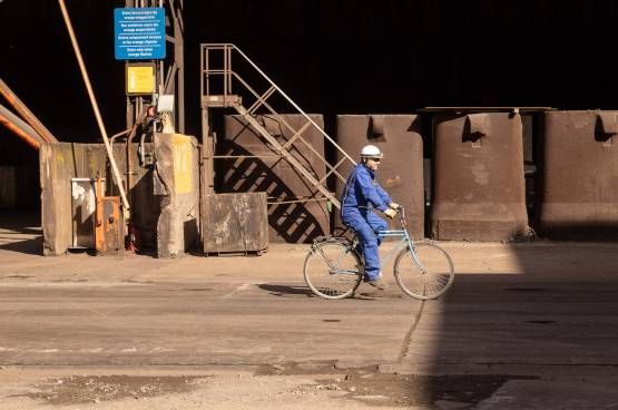 Un ouvrier du port en vélo.