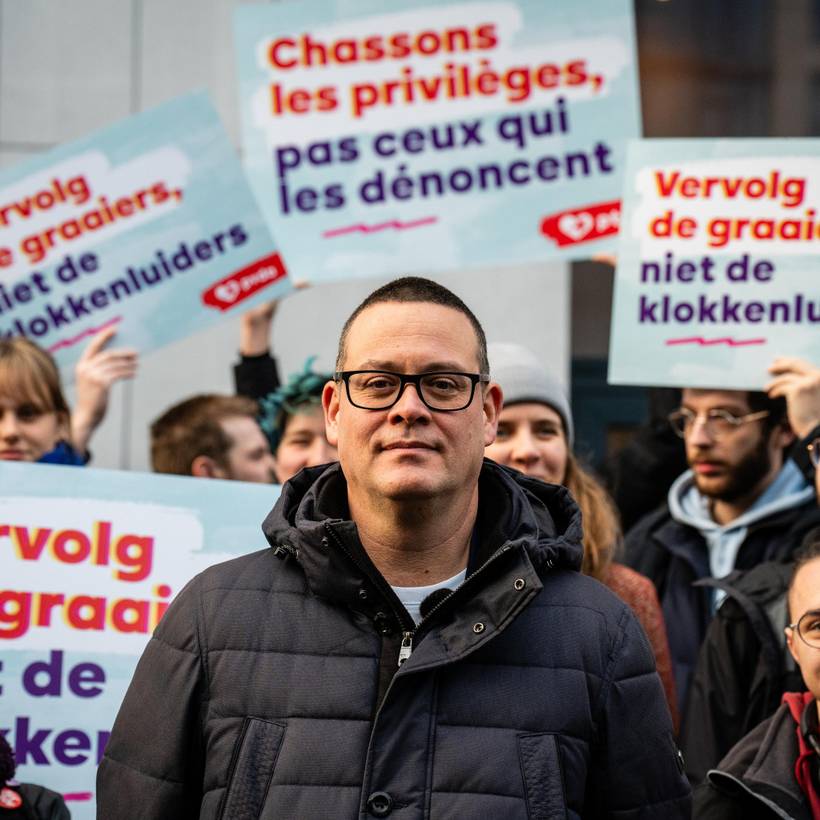 Raoul Hedebouw en sympathisanten voor de rechtbank in Brussel
