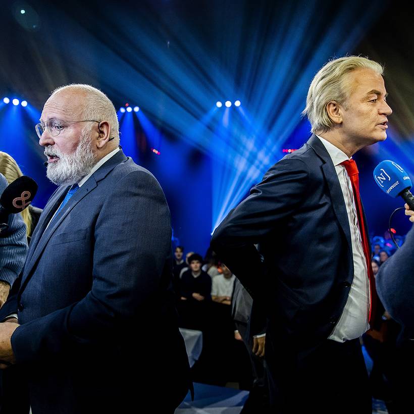 Frans Timmermans en Geert Wilders met de rug naar elkaar gekeerd tijdens een verkiezingsshow