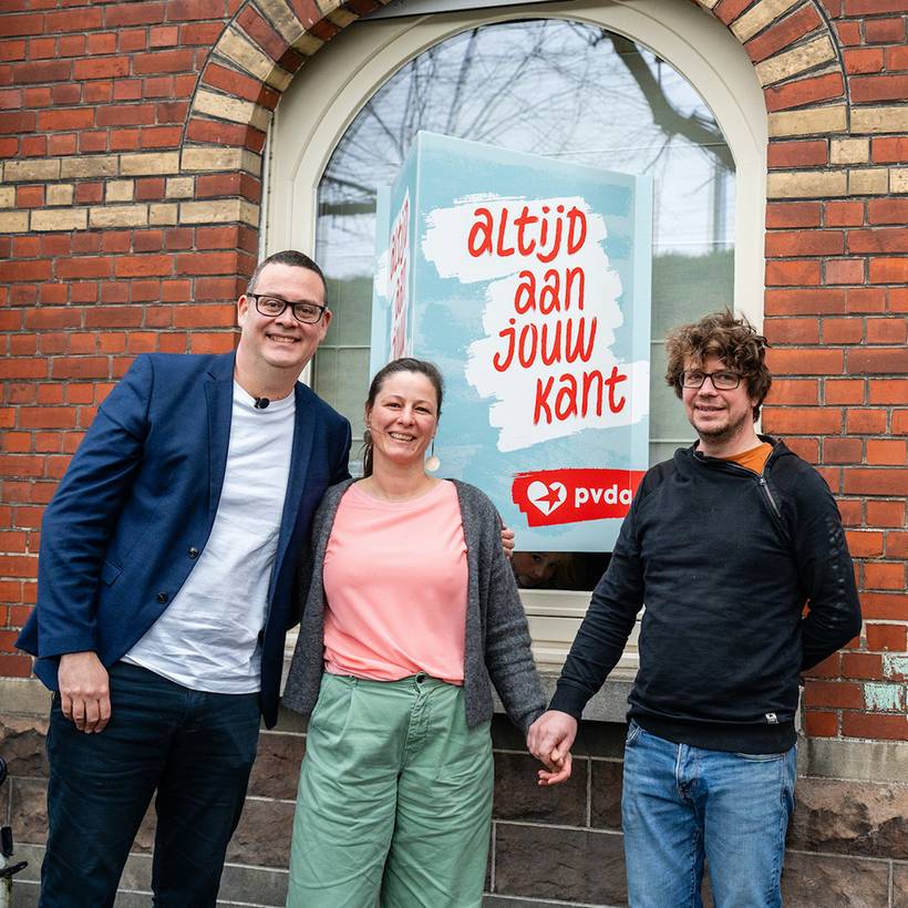 Raoul naast Ruth en Stefan, voor het PVDA-verkiezingsbord ‘Altijd aan jouw kant’