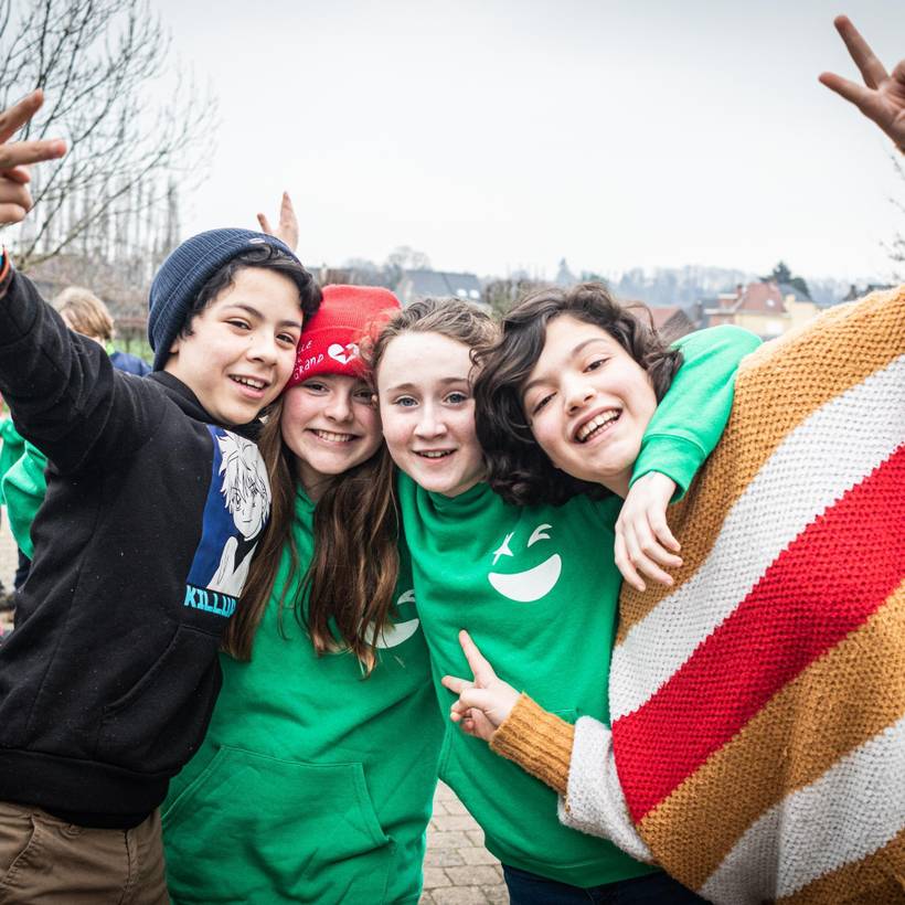 Spelende kinderen op een Pioniers-kamp poseren voor de foto