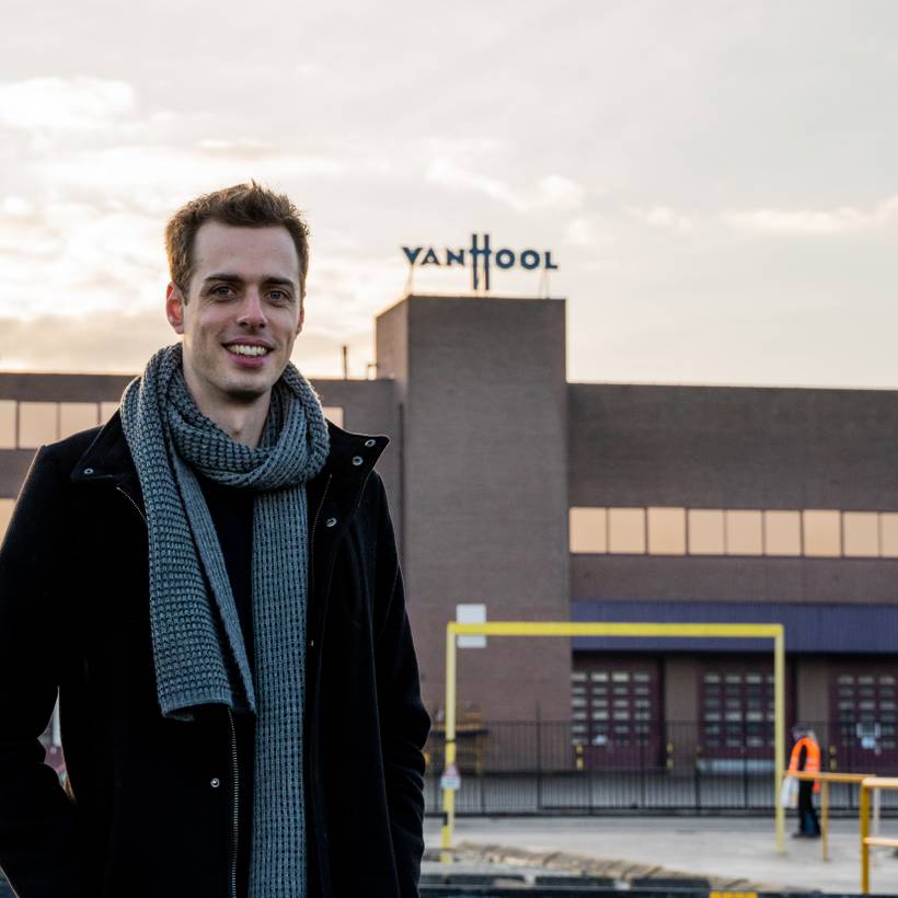 Jos D'Haese, chef de groupe PTB au Parlement flamand, devant l'usine Van Hool.