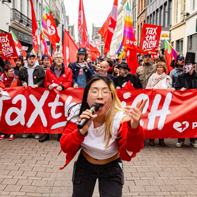 Tax The Rich, slogan du PTB lors du 1er Mai 2023.