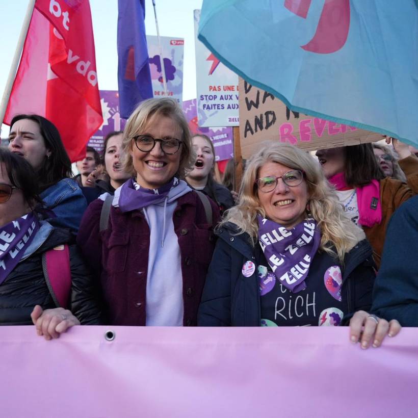 Sofie Merckx et Françoise De Smedt (PTB) à une manifestation pour les droits des femmes, le 8 mars 2024.