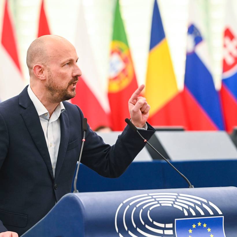 Marc Botenga intervient au Parlement européen.