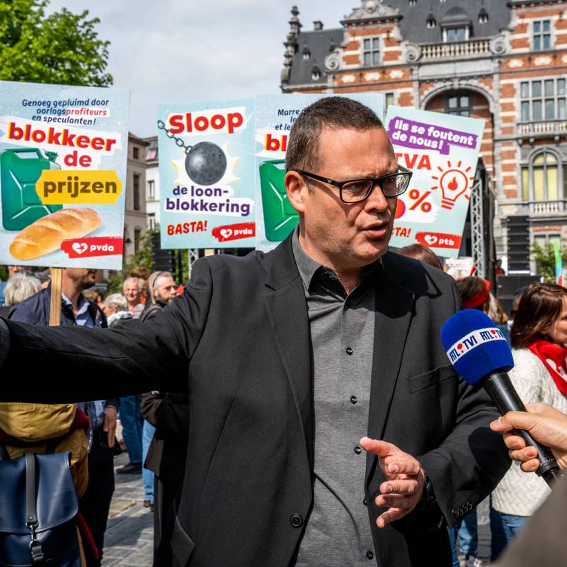 Raoul Hedebouw répond à des journalistes.