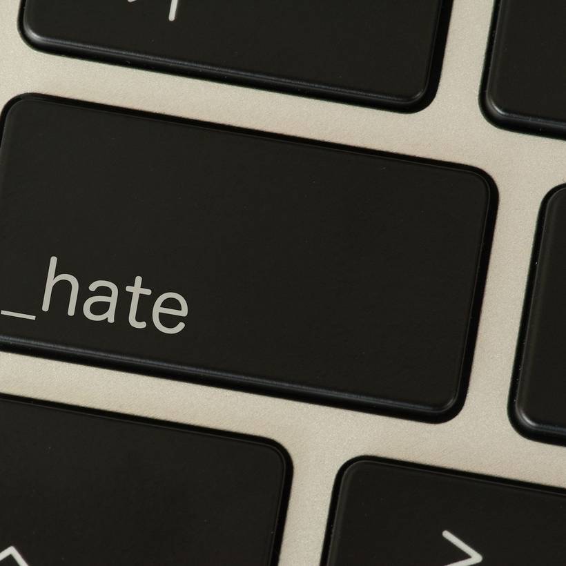 Beeld van computerklavier met het woord "hate" op