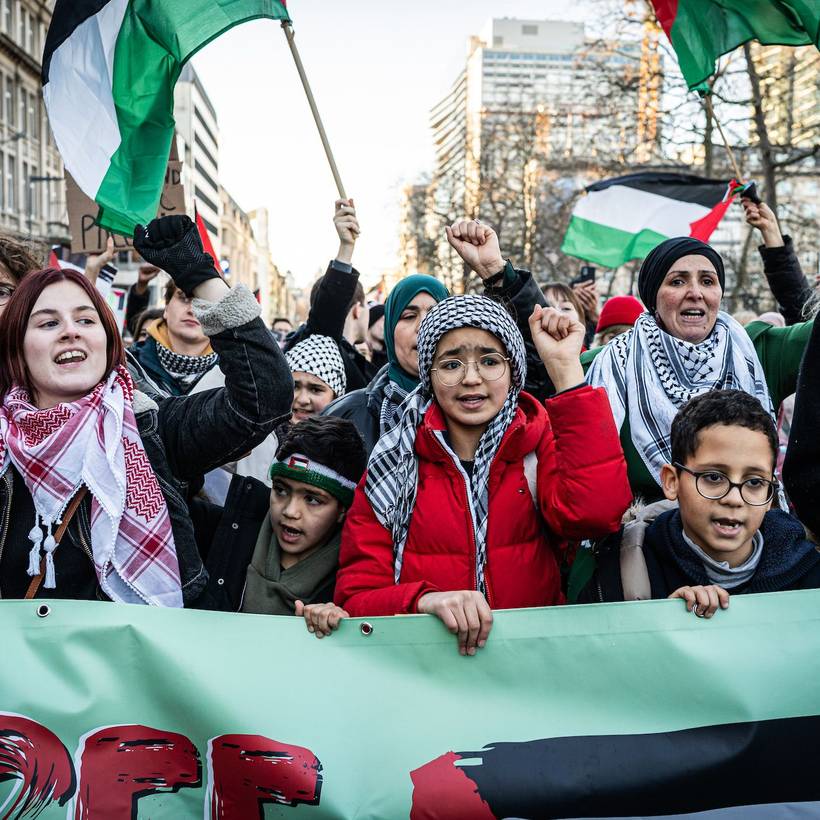 Jonge mensen op een betoging voor Palestina