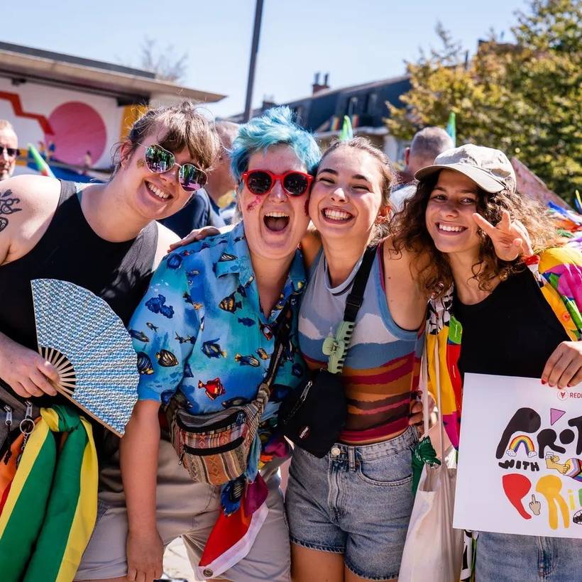 Jongeren van de PVDA op een Pride-manifestatie