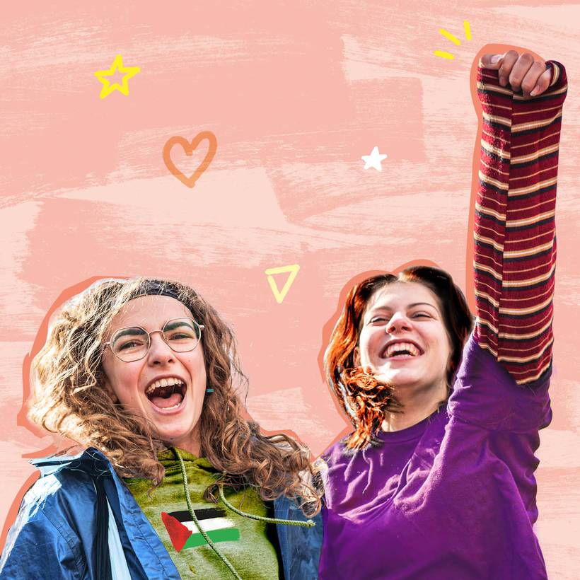 Twee jonge vrouwen vieren de overwinning van de PVDA