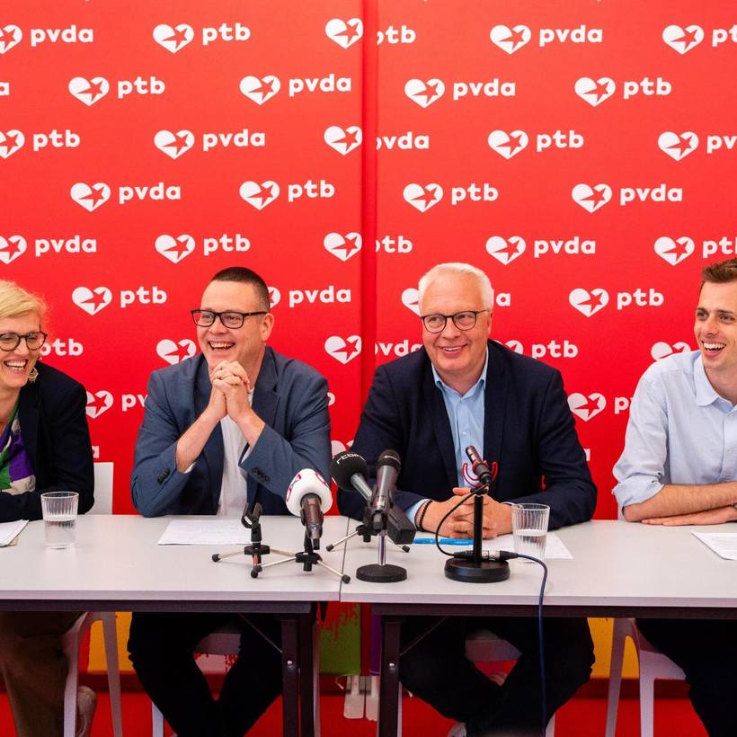 Sofie Merckx, Raoul Hedebouw, Peter Mertens en Jos D'Haese zitten naast elkaar. Voor hen staan micro's. 