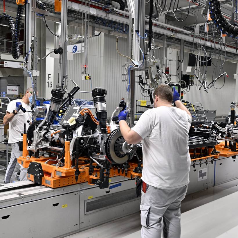 Des ouvriers à l'œuvre à l'intérieur de l'usine Audi Brussels.