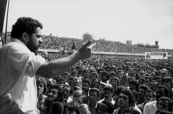 Lula, ouvrier et leader syndical avant d'être président du Brésil, s'adressant aux travailleurs en grève en 1979