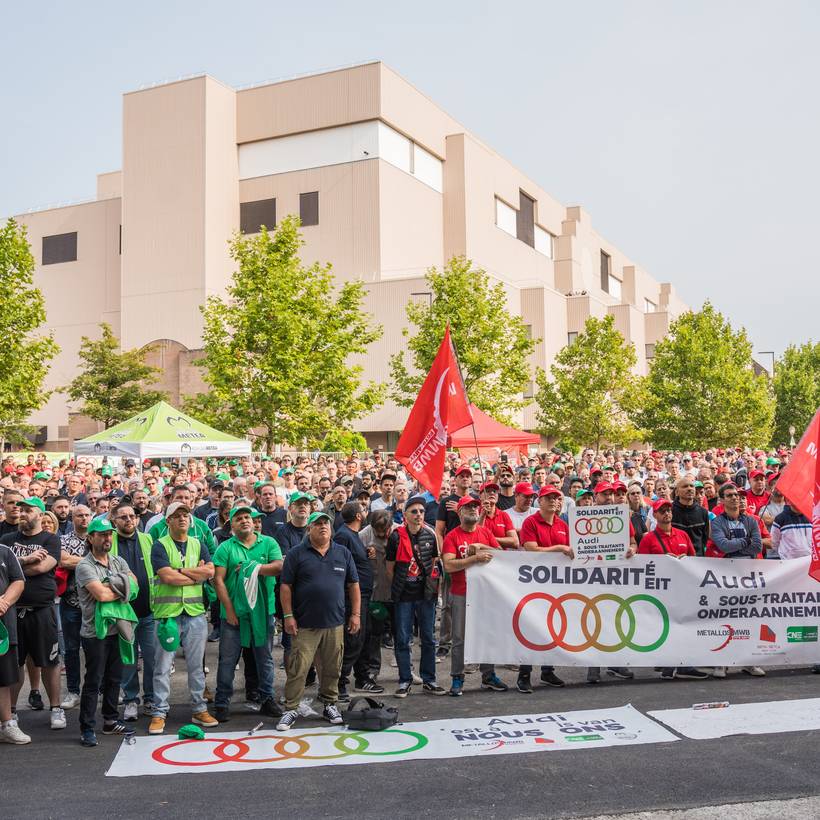 Les travailleurs et syndicats de Audi Brussels lors de l'assemblée générale du 20 août 2024