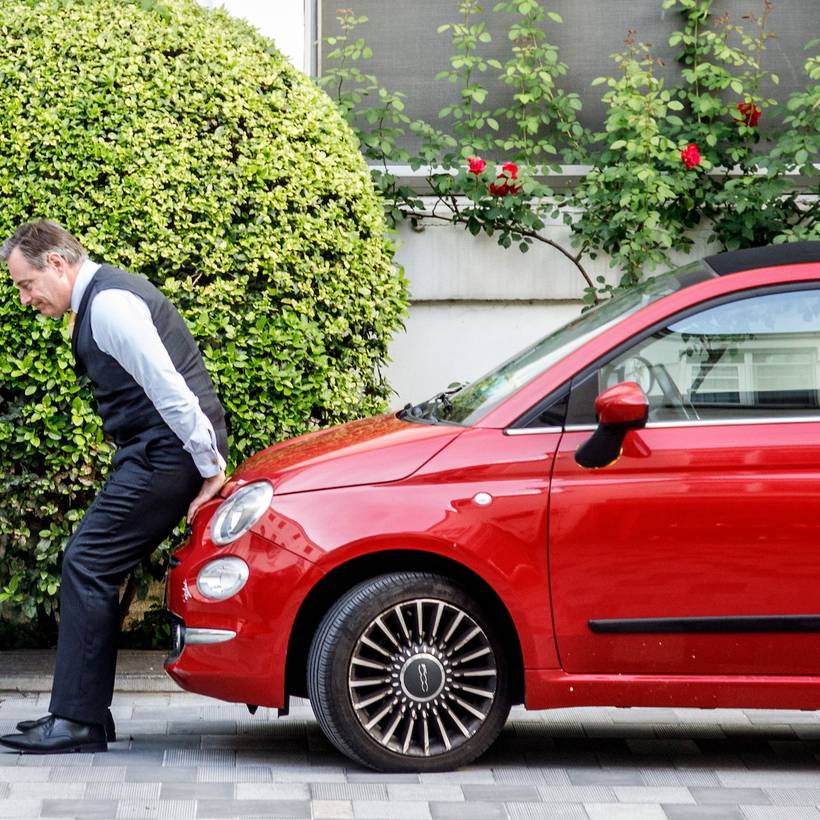 Bart De Wever pousse une voiture qui est tombée en panne après l'échec des négociations avec le gouvernement 