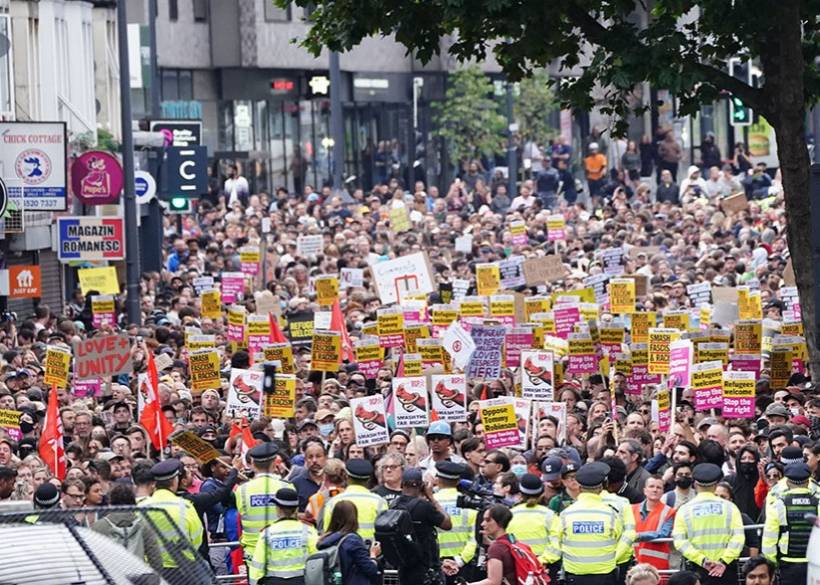 Contre-manifestation de milliers de personnes contre la violence d'extrême droite à Walthamstow au Royaume-Uni