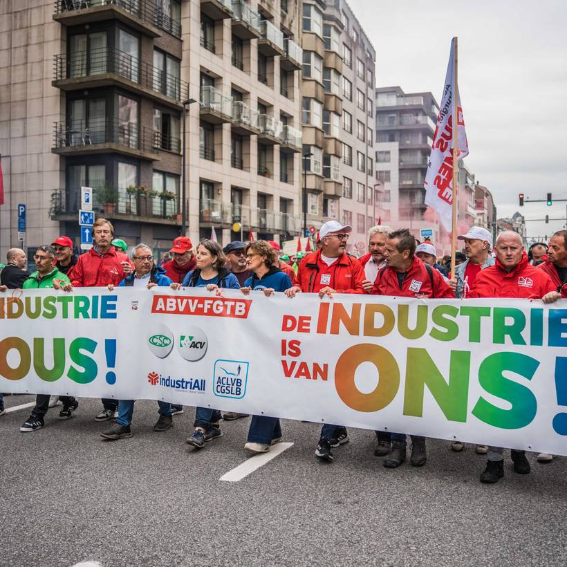 Manifestation des travailleurs d'Audi avec les trois syndicats belges qui tiennent une banderole : « L'industrie est à nous ».