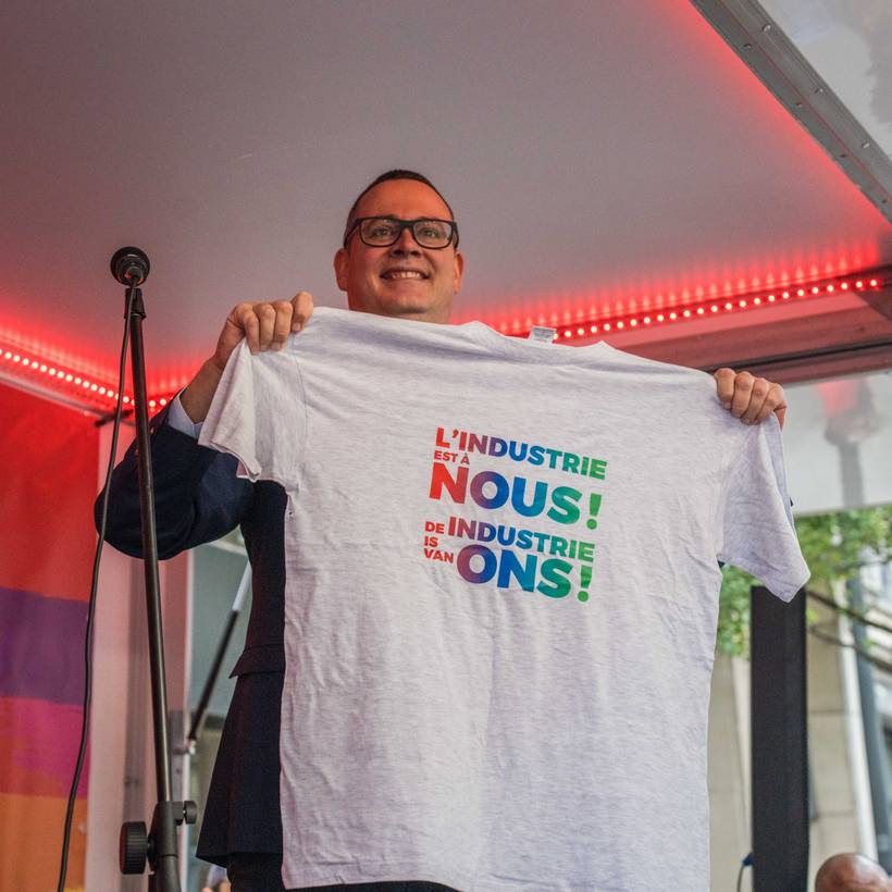 Raoul Hedebouw avec un t-shirt "L'industrie est à nous".