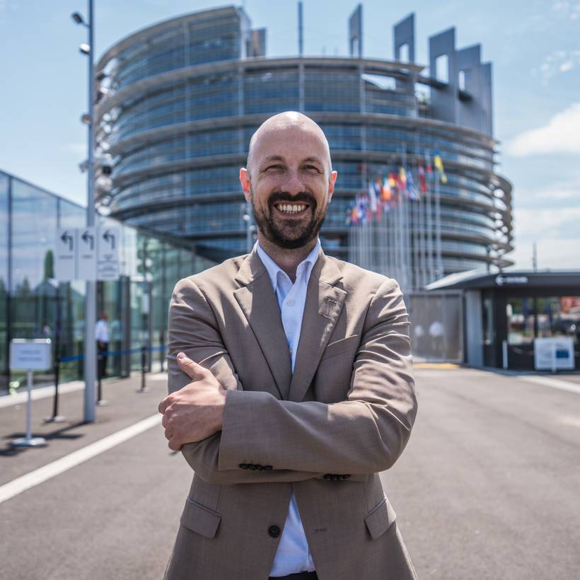 Marc Botenga devant le parlement européen.